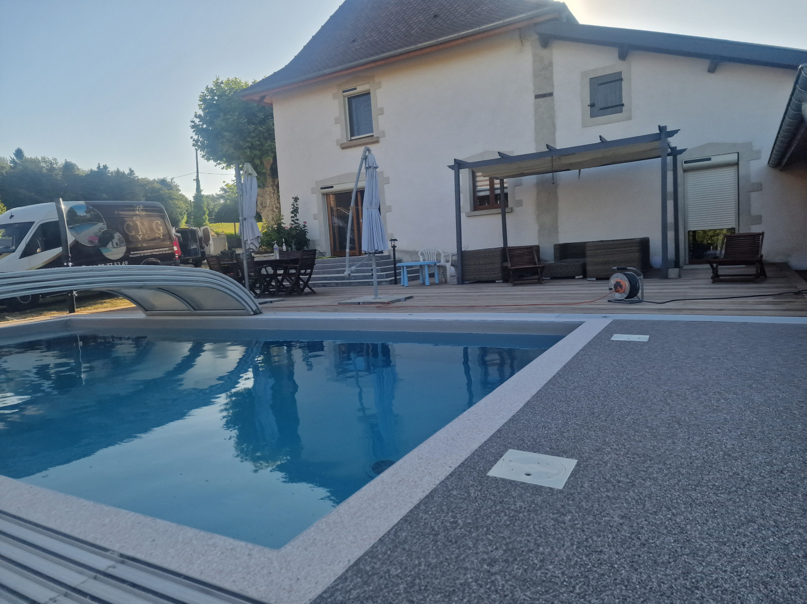 Contour de piscine en moquette de marbre, résine drainante sur Beynost 