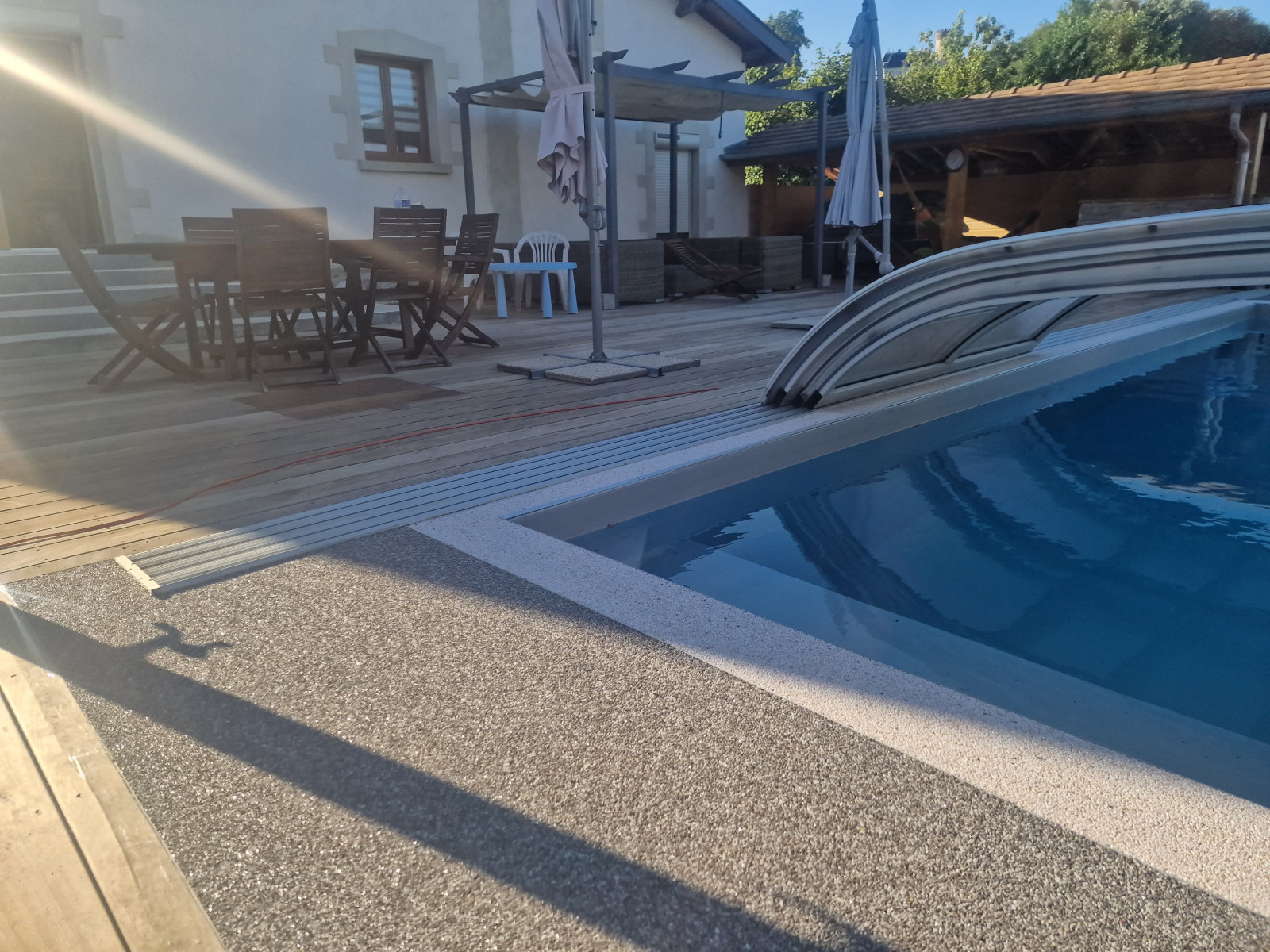 Contour de piscine en moquette de marbre, résine drainante sur Beynost 