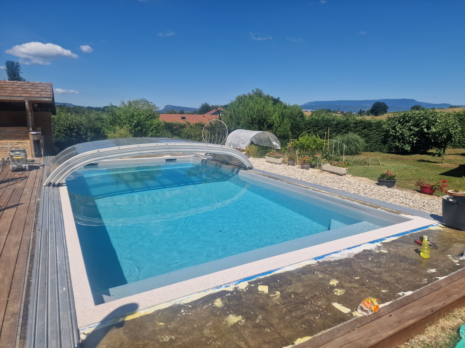 Contour de piscine en moquette de marbre, résine drainante sur Beynost 