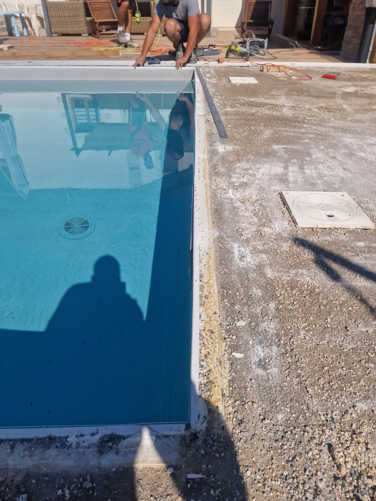 Contour de piscine en moquette de marbre, résine drainante sur Beynost 