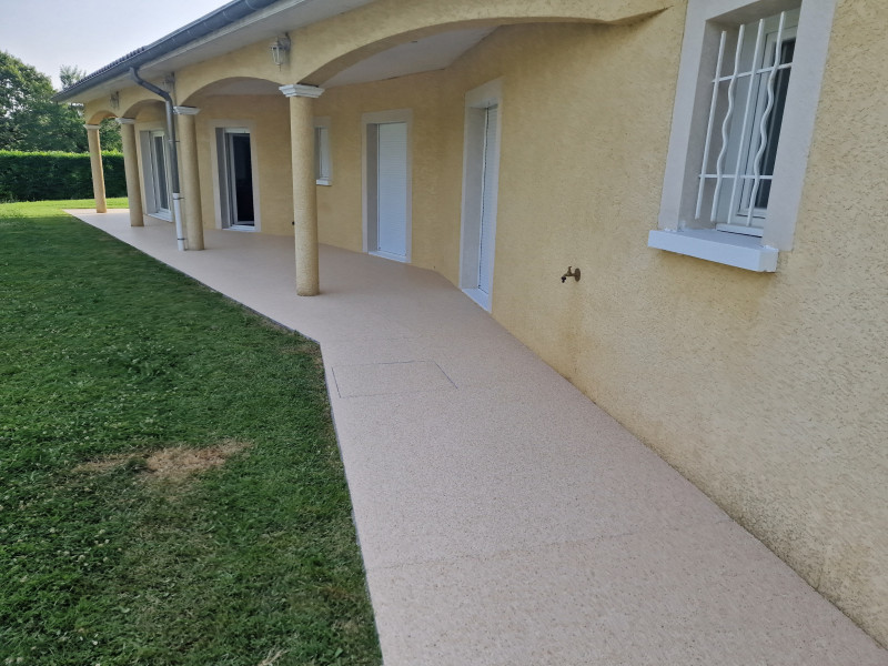 Contour de piscine en moquette de marbre,résine drainante sur amberieu en bugey dans l'Ain 
