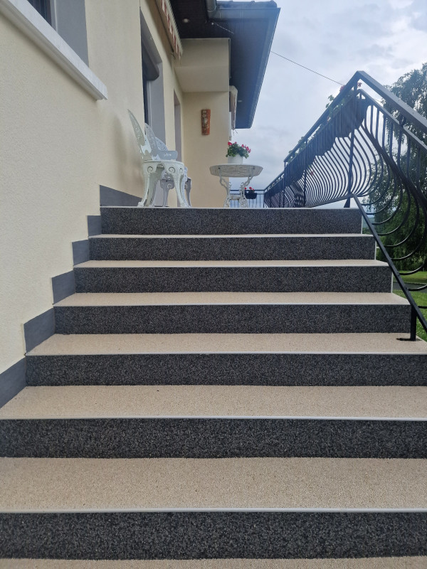 Escalier et terrasse en moquette de marbre, tapis de pierre sur Beaurepaire (38)