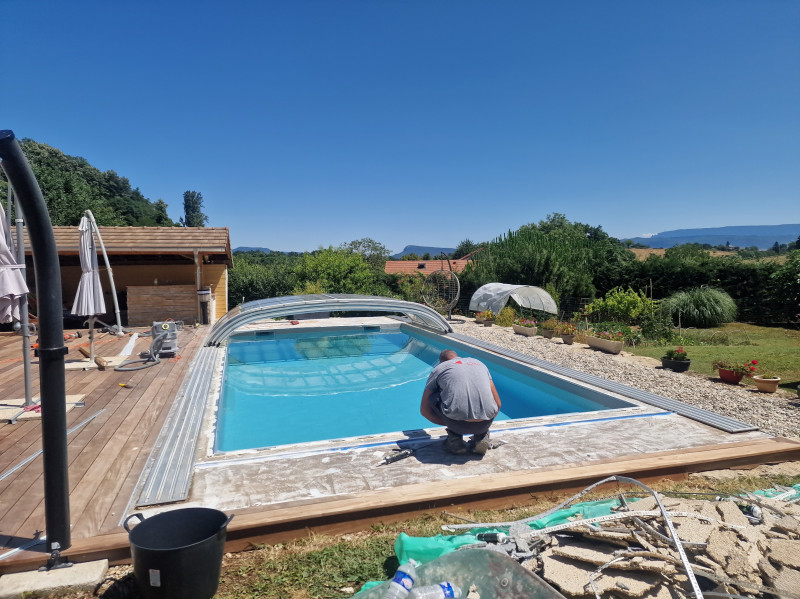 Contour de piscine en moquette de marbre, résine drainante sur Beynost 