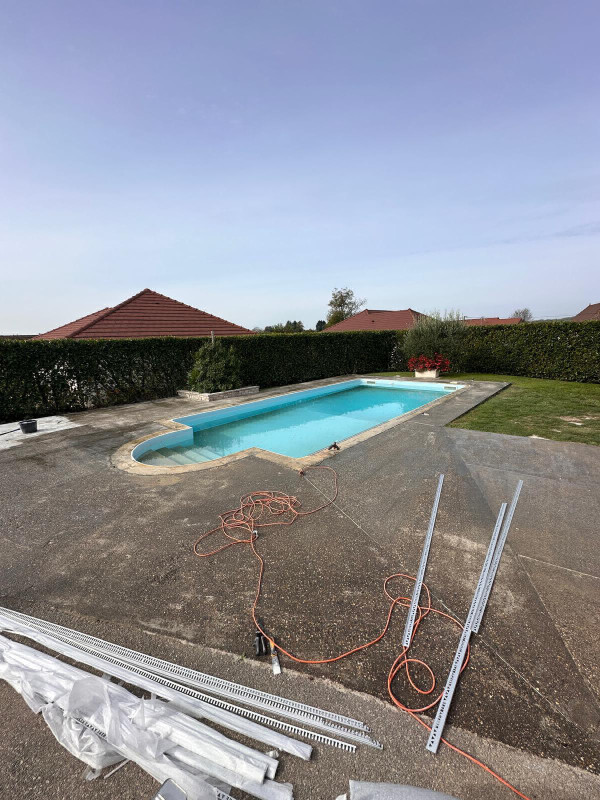 Contour de piscine en moquette de marbre, résine drainante sur Chambéry