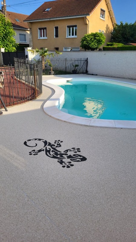 Contour piscine en moquette de marbre à Bourgoin-Jallieu par CMG LYON