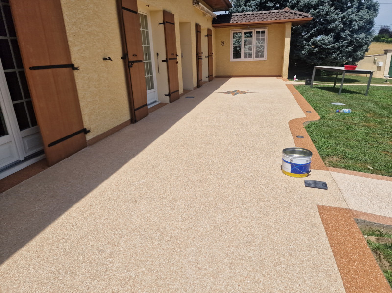 Couche de renfort, entretien moquette de marbre avec le Striarock Renov de chez Maestria a Montluel dans l'Ain