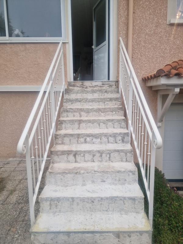 Rénovation d'un escalier en moquette de marbre tapis de pierre sur la commune de Brignais dans le sud de lyon 