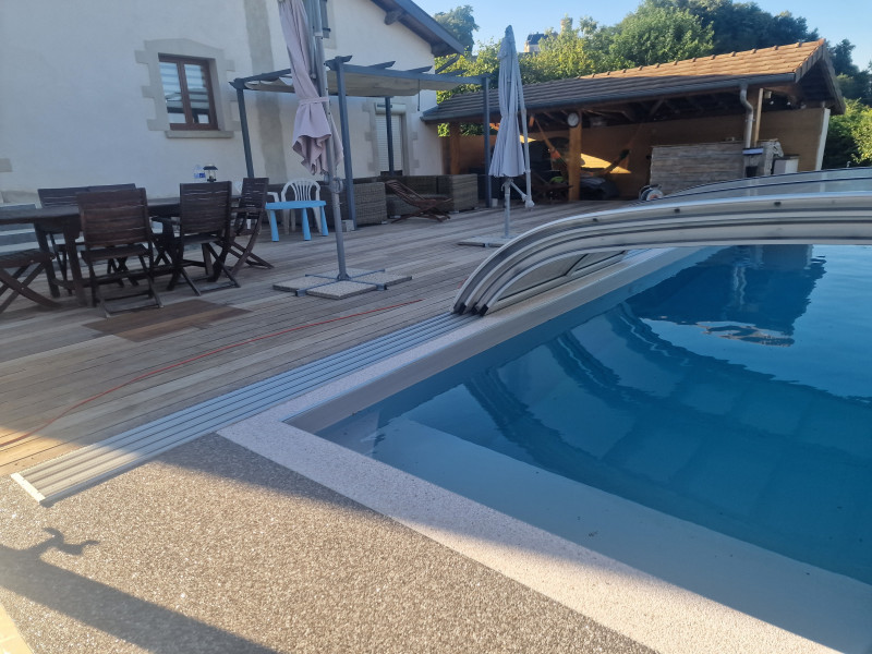 Contour de piscine en moquette de marbre, résine drainante sur Beynost 