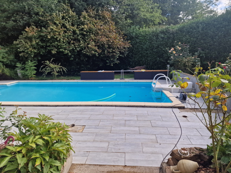 Contour de piscine en tapis de pierre sur Bourgoin-Jallieu en Isère