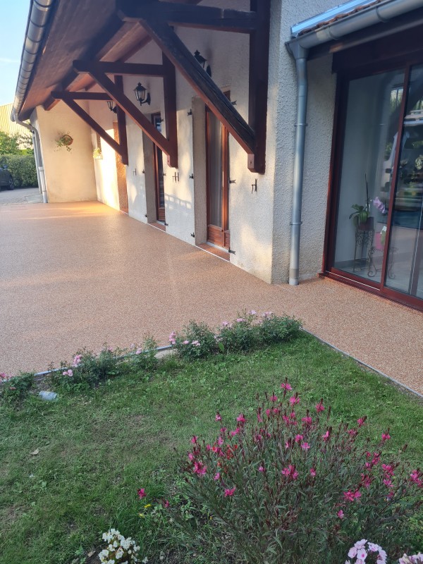 Rénovation d'une terrasse avec un revêtement de sol en résine drainante sur Oyonnax dans l'Ain 01